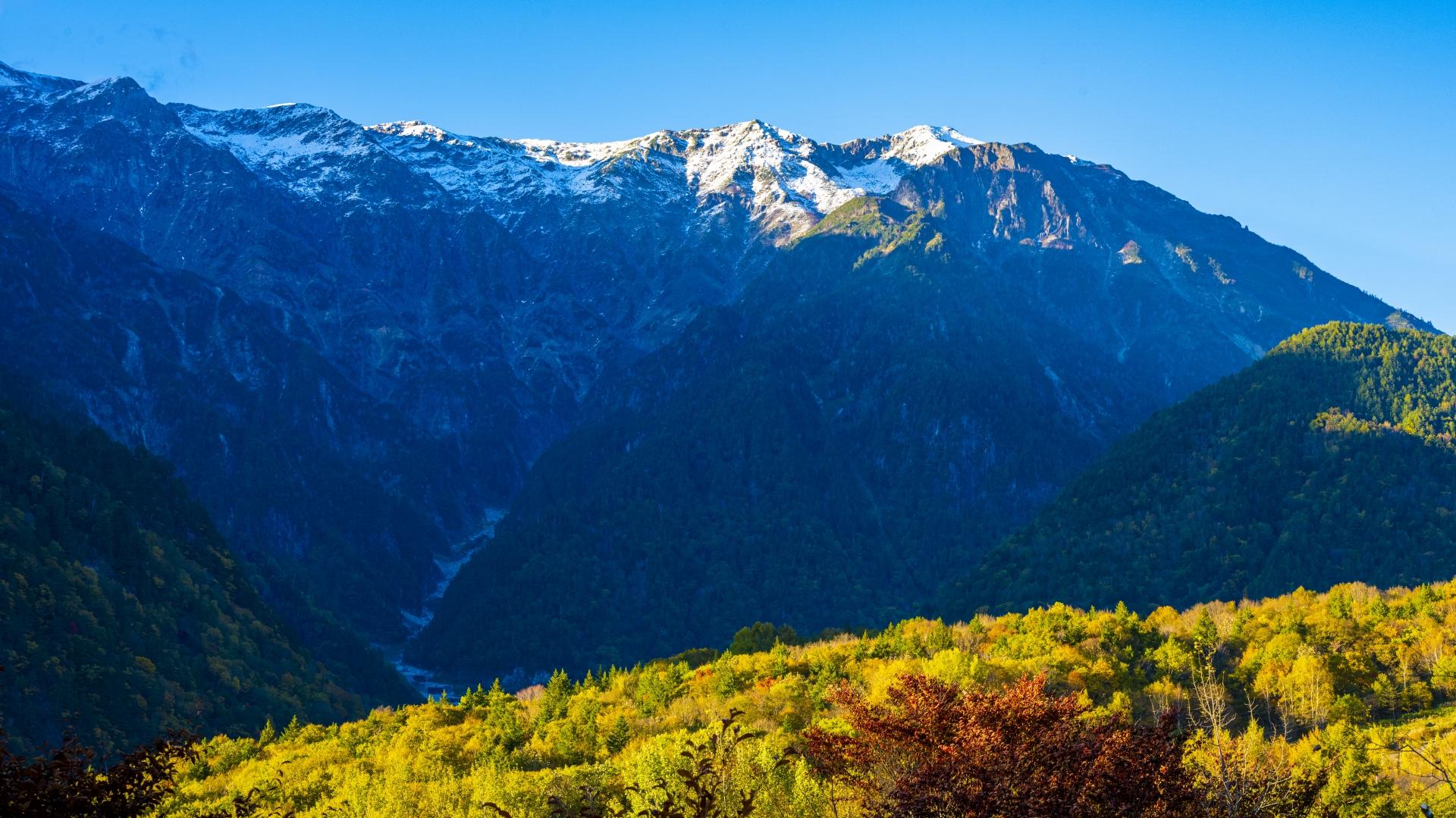 紅葉と山の峰