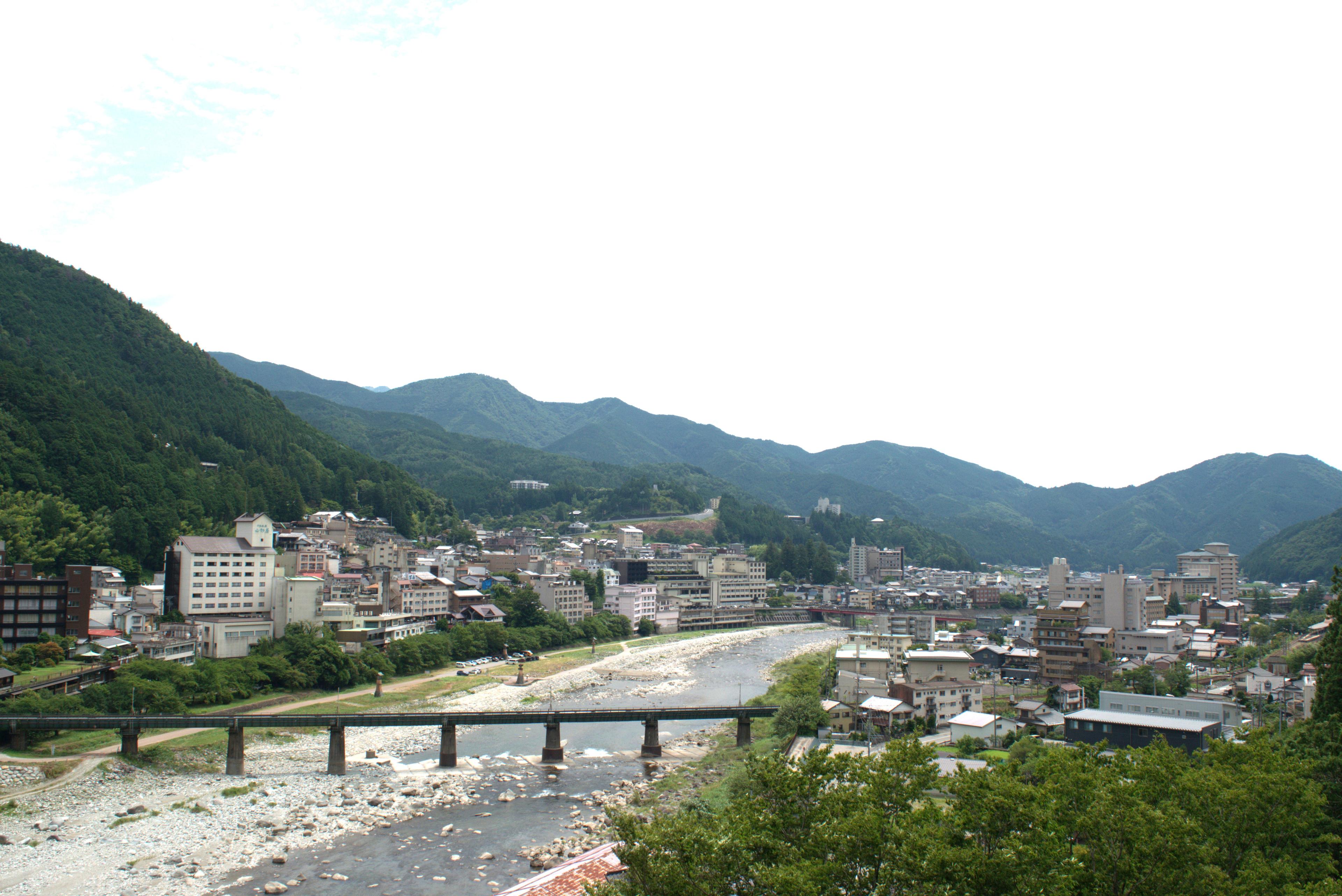 湯ヶ峰火山と下呂温泉街を望む